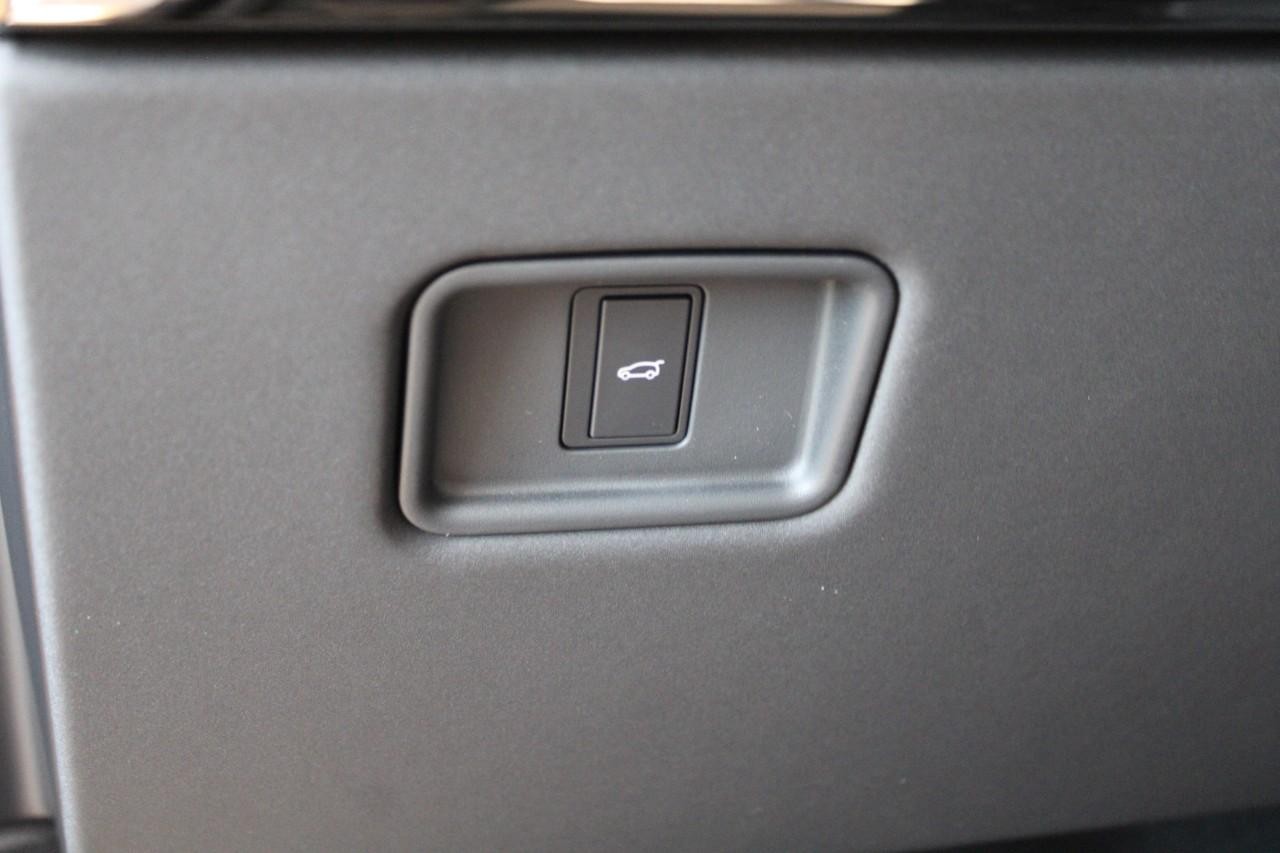 Land Rover Range Rover Sport Vehicle Full-screen Gallery Image 19