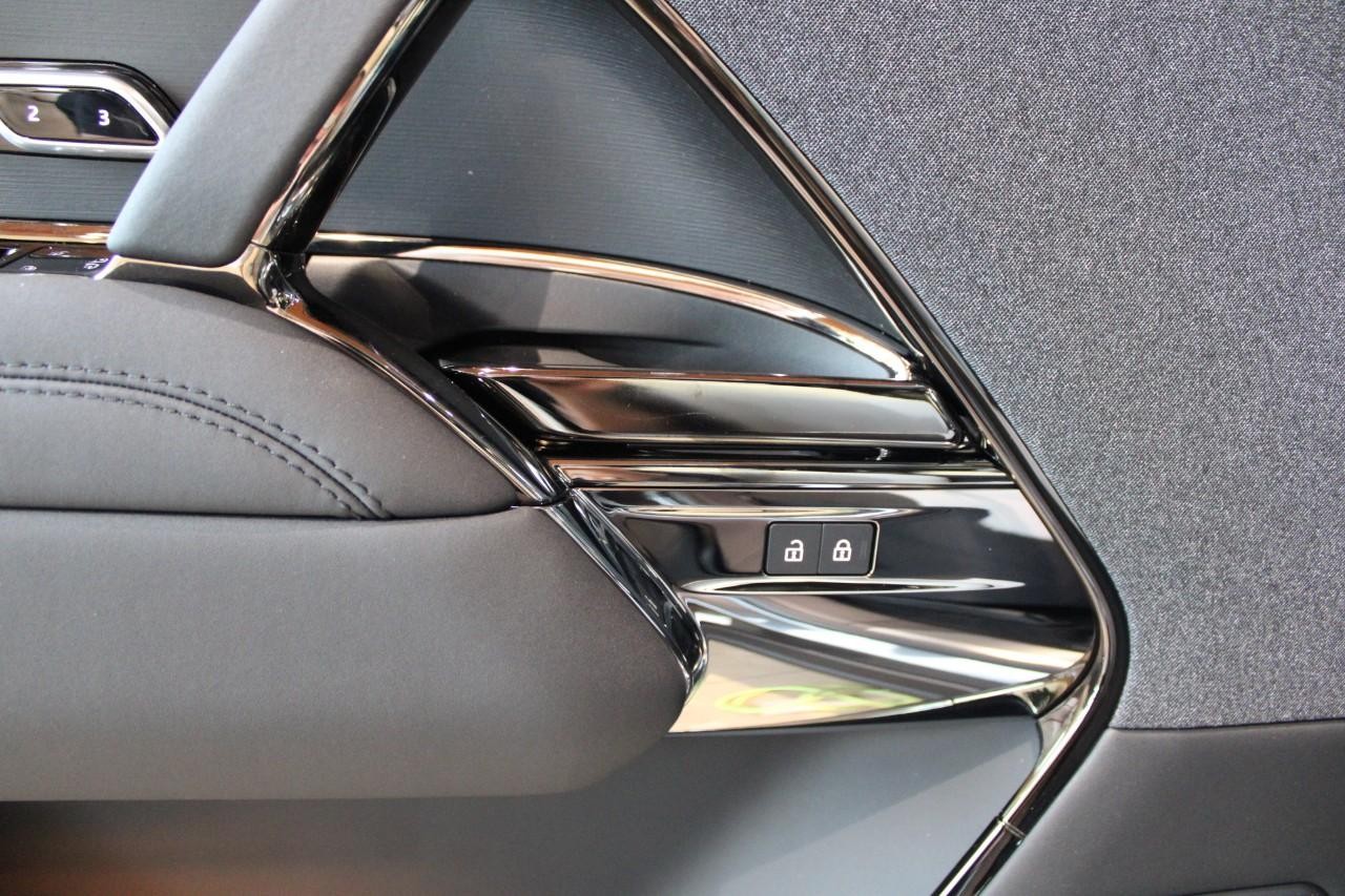 Land Rover Range Rover Sport Vehicle Full-screen Gallery Image 27