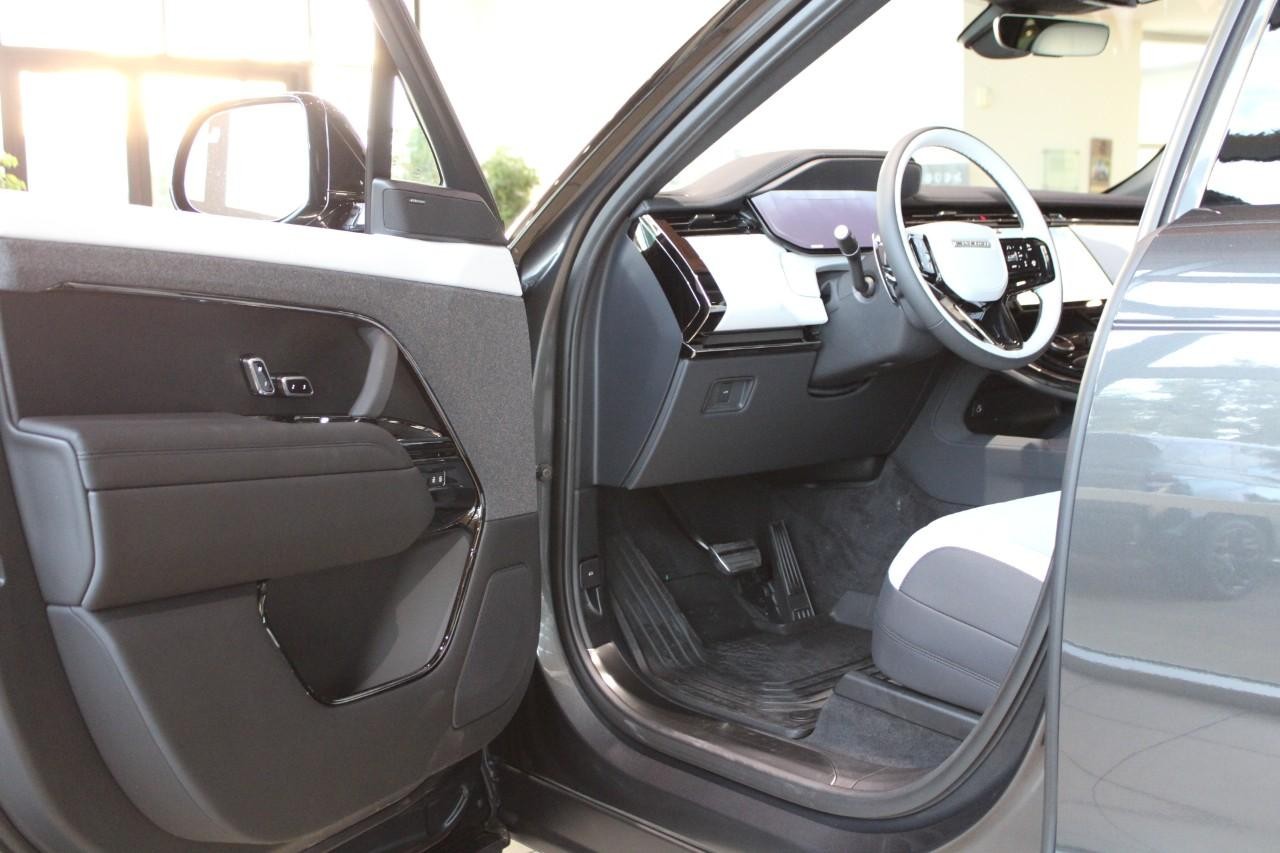 Land Rover Range Rover Sport Vehicle Full-screen Gallery Image 28