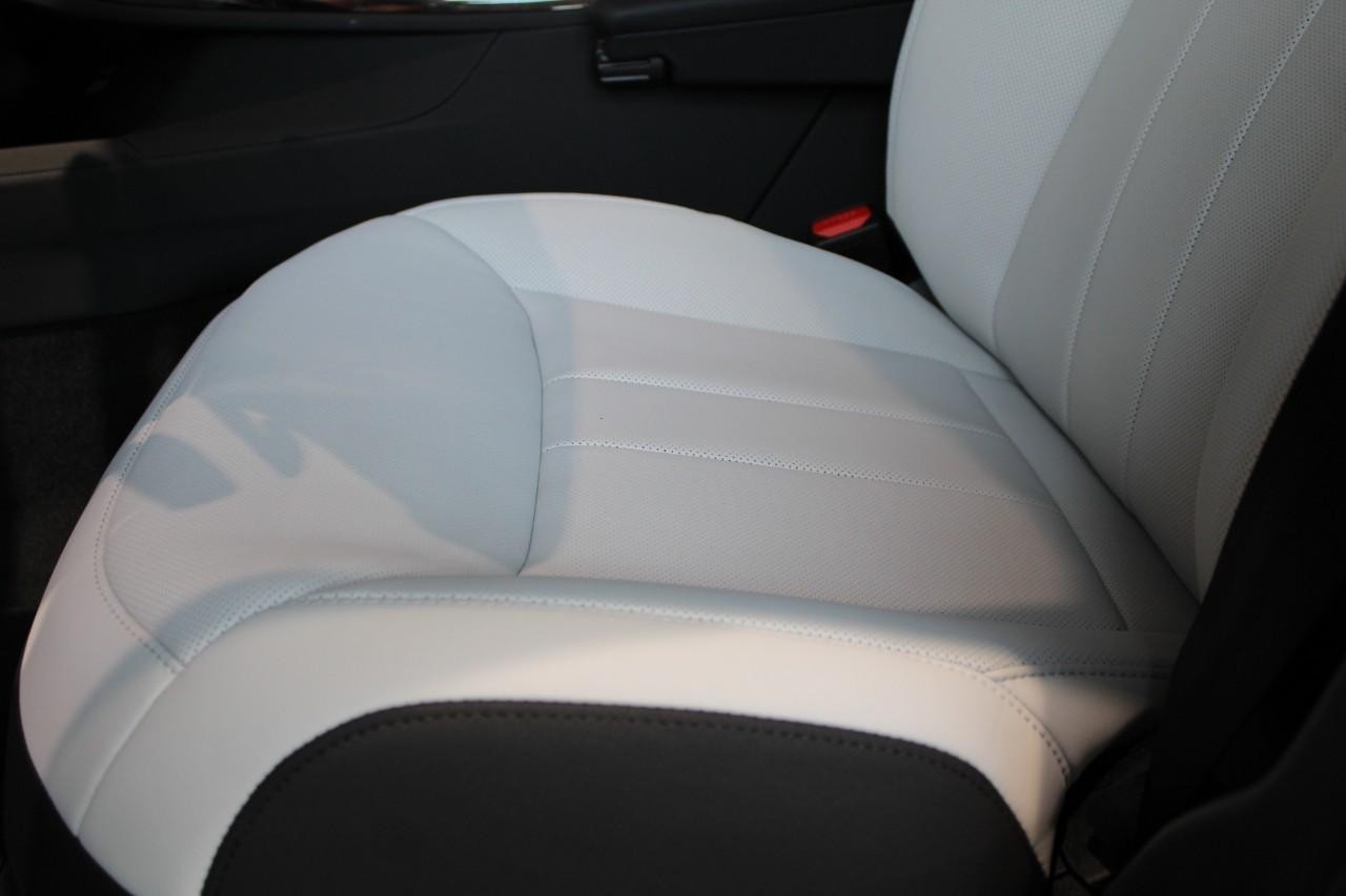 Land Rover Range Rover Sport Vehicle Full-screen Gallery Image 30