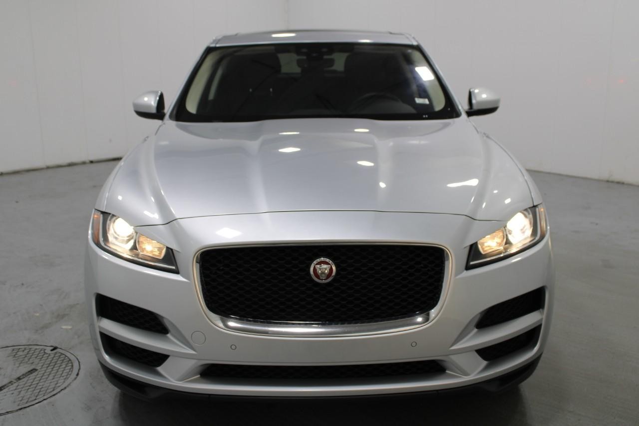 Jaguar F-Pace Vehicle Full-screen Gallery Image 7