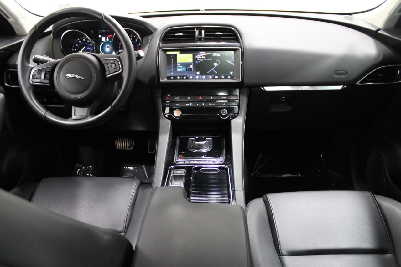 Jaguar F-Pace Vehicle Full-screen Gallery Image 14