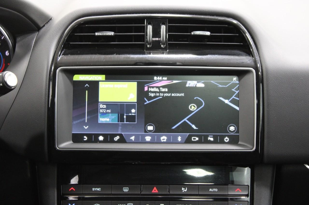 Jaguar F-Pace Vehicle Full-screen Gallery Image 16