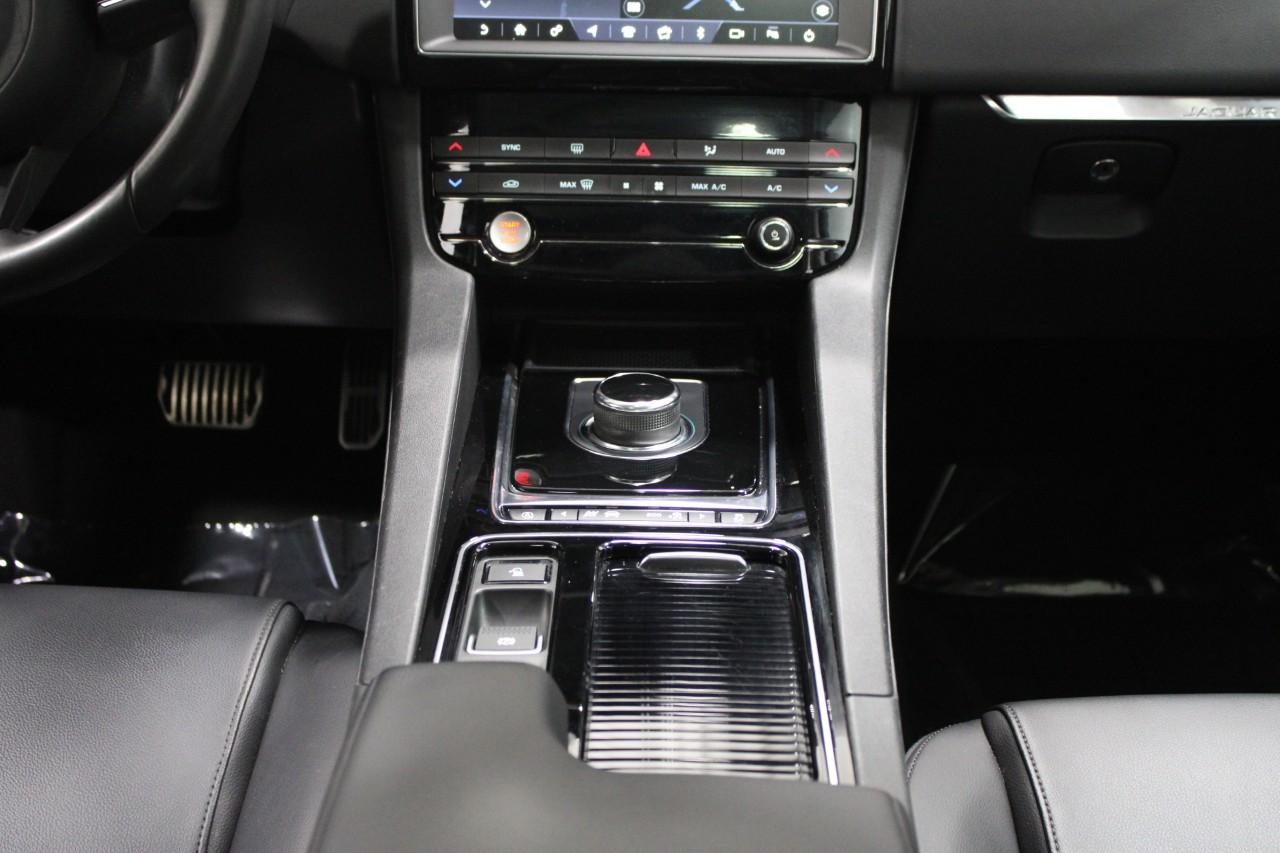 Jaguar F-Pace Vehicle Full-screen Gallery Image 17