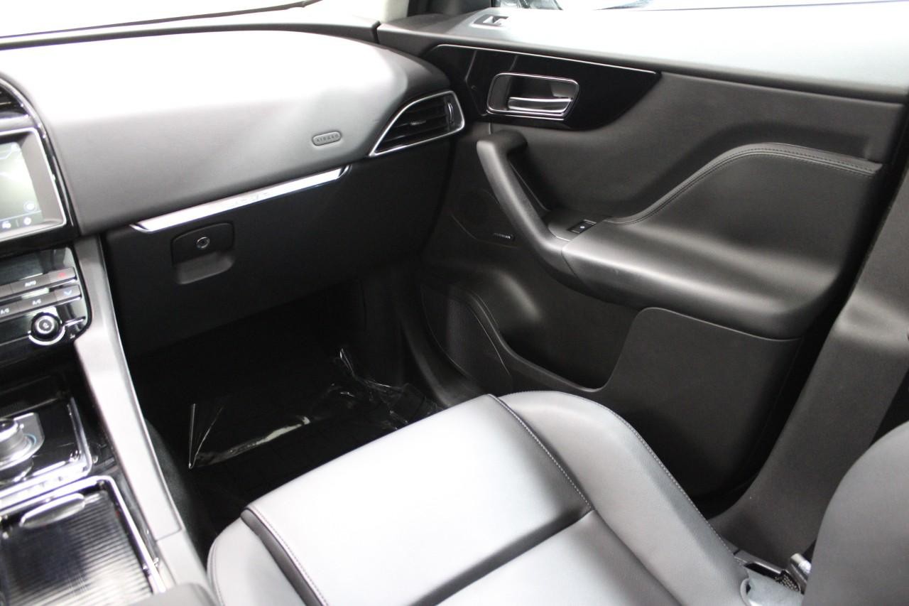 Jaguar F-Pace Vehicle Full-screen Gallery Image 19