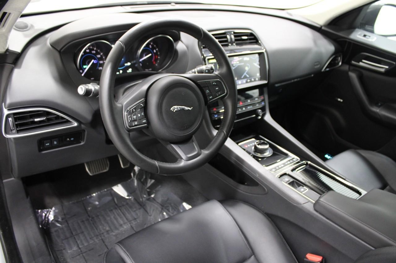 Jaguar F-Pace Vehicle Full-screen Gallery Image 20