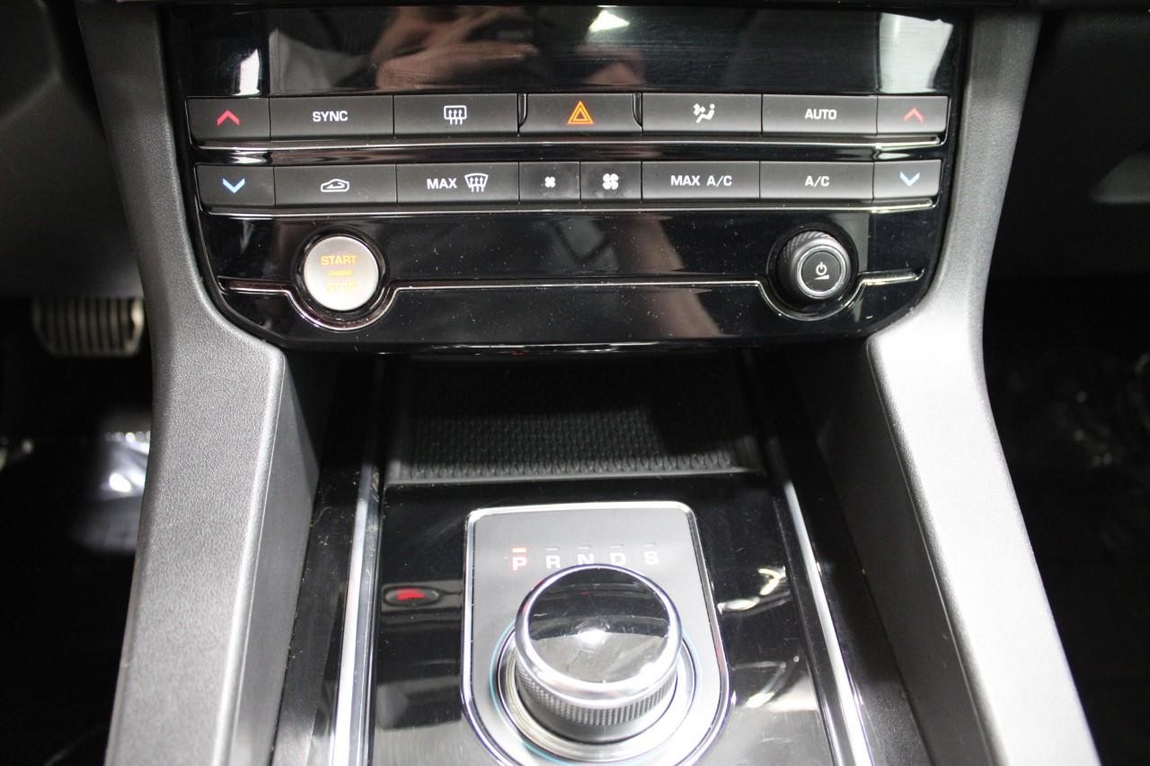 Jaguar F-Pace Vehicle Full-screen Gallery Image 28