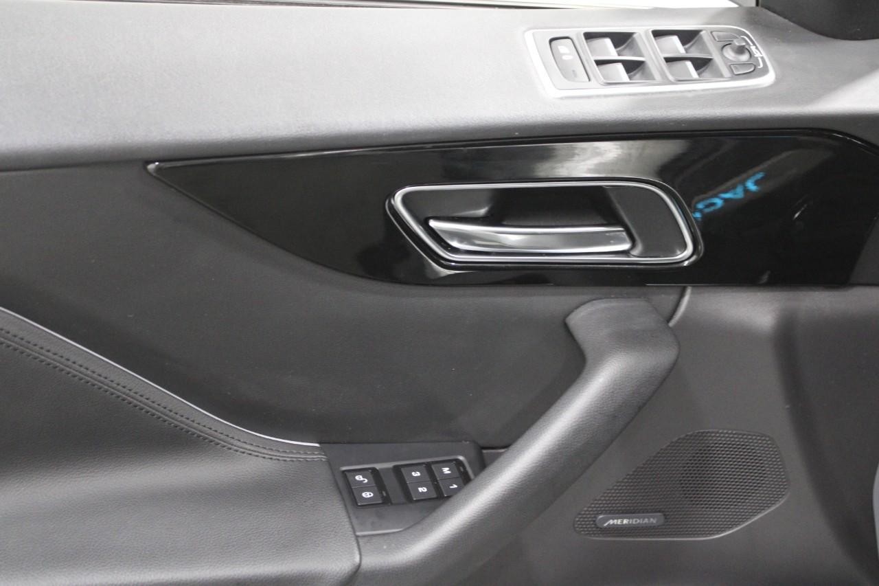 Jaguar F-Pace Vehicle Full-screen Gallery Image 31