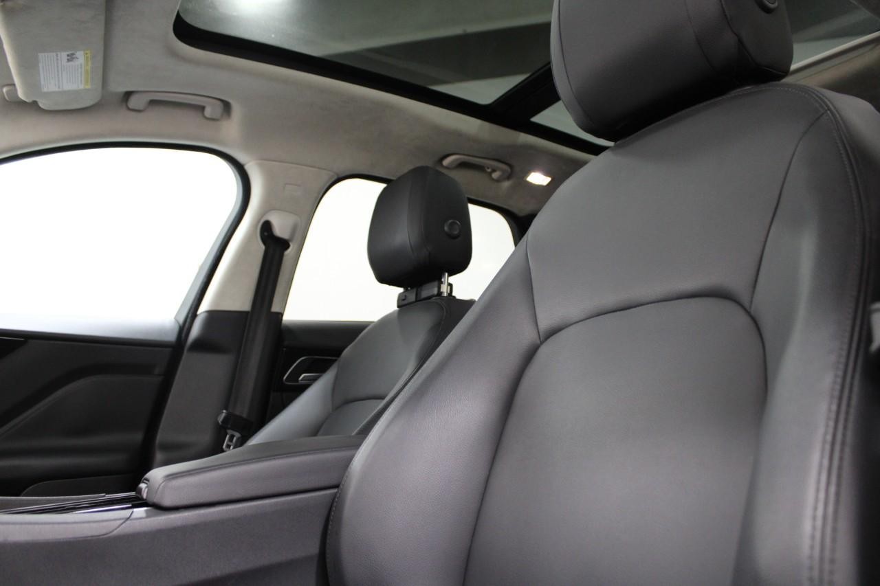 Jaguar F-Pace Vehicle Full-screen Gallery Image 35