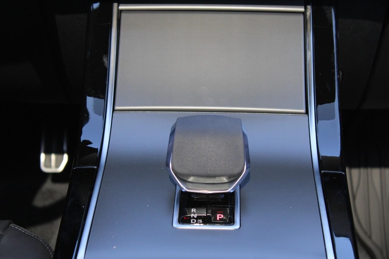 Land Rover Range Rover Velar Vehicle Full-screen Gallery Image 17