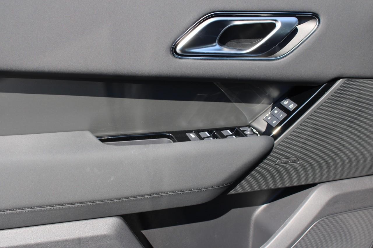 Land Rover Range Rover Velar Vehicle Full-screen Gallery Image 28