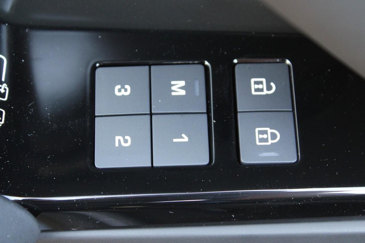 Land Rover Range Rover Velar Vehicle Full-screen Gallery Image 29