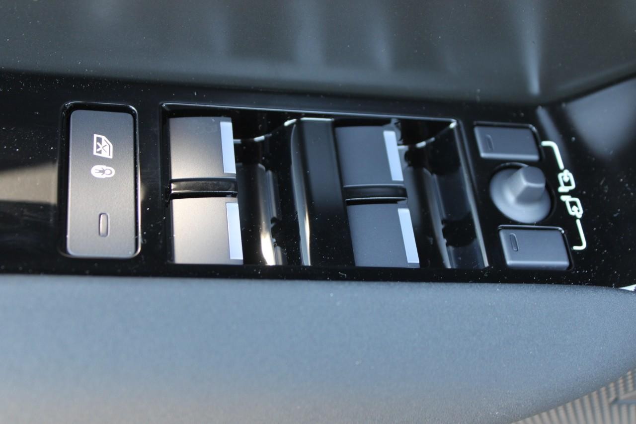 Land Rover Range Rover Velar Vehicle Full-screen Gallery Image 30