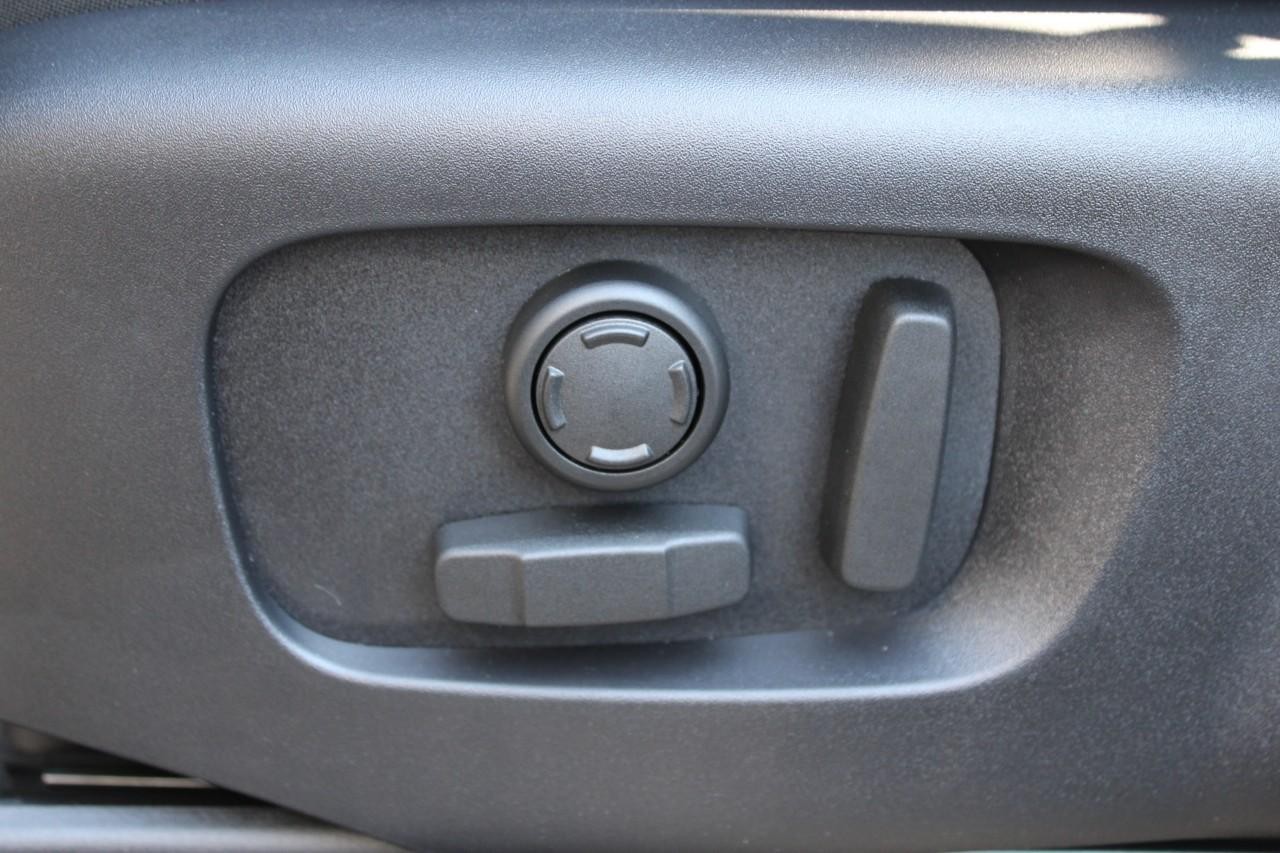 Land Rover Range Rover Velar Vehicle Full-screen Gallery Image 31