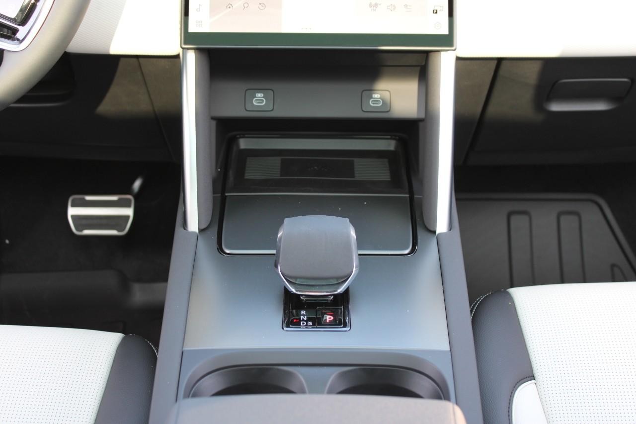Land Rover Discovery Sport Vehicle Full-screen Gallery Image 17