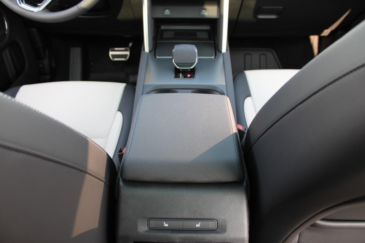 Land Rover Discovery Sport Vehicle Full-screen Gallery Image 18
