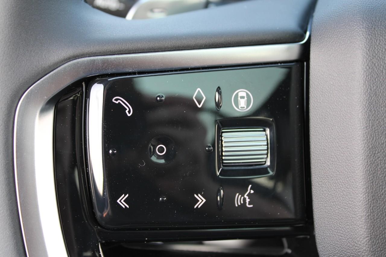 Land Rover Discovery Sport Vehicle Full-screen Gallery Image 21