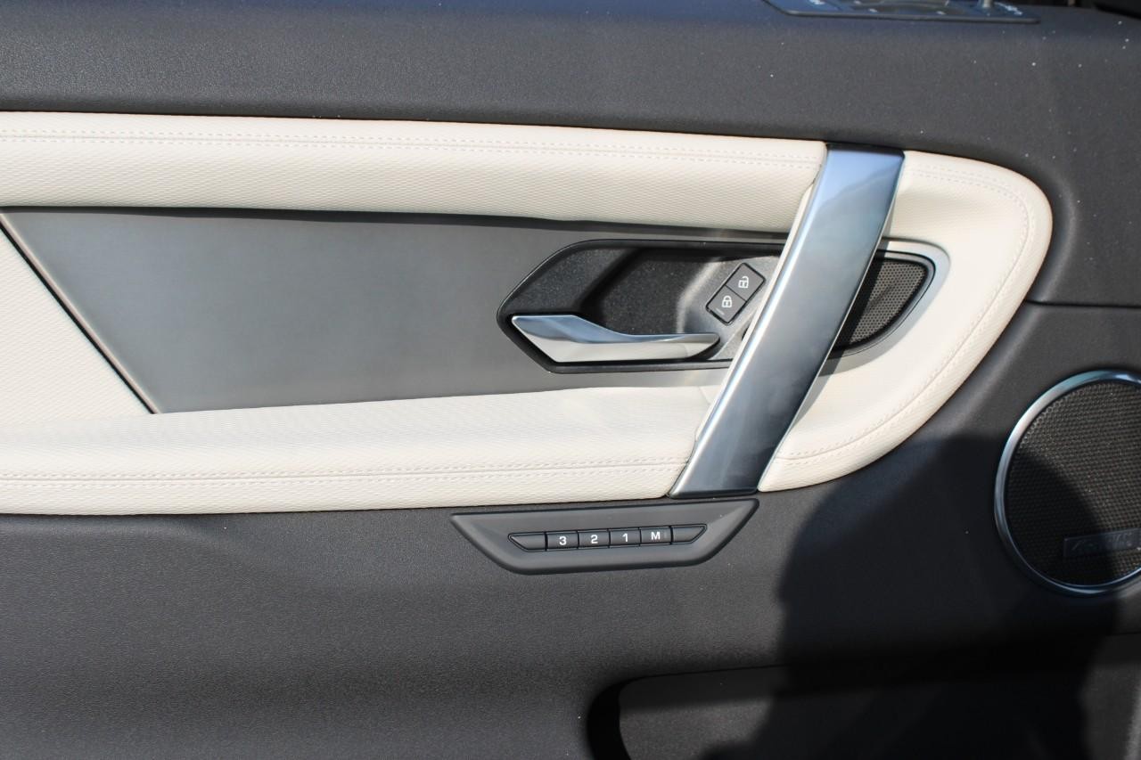 Land Rover Discovery Sport Vehicle Full-screen Gallery Image 27