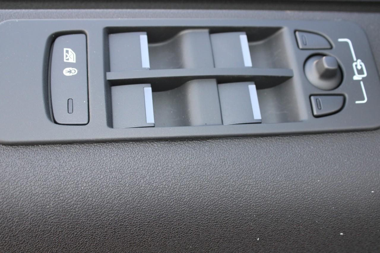 Land Rover Discovery Sport Vehicle Full-screen Gallery Image 28