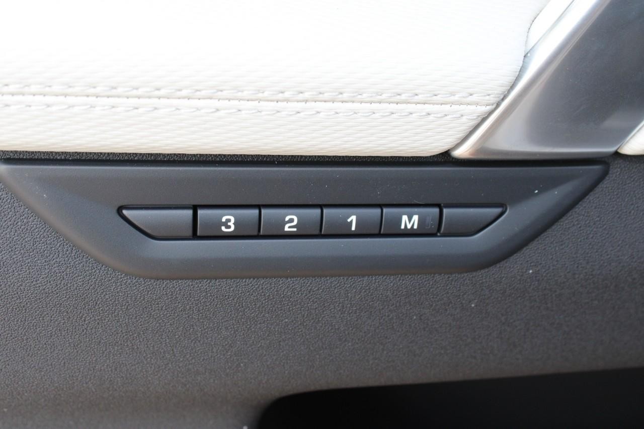 Land Rover Discovery Sport Vehicle Full-screen Gallery Image 30