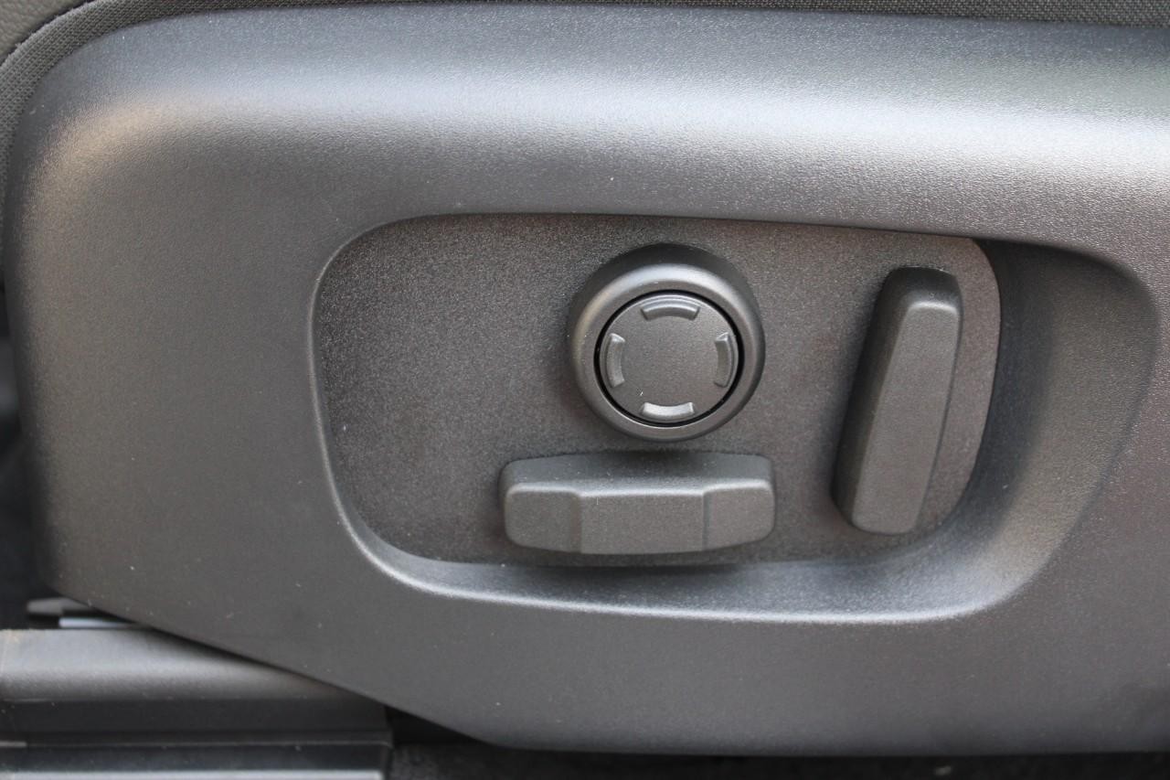 Land Rover Discovery Sport Vehicle Full-screen Gallery Image 31