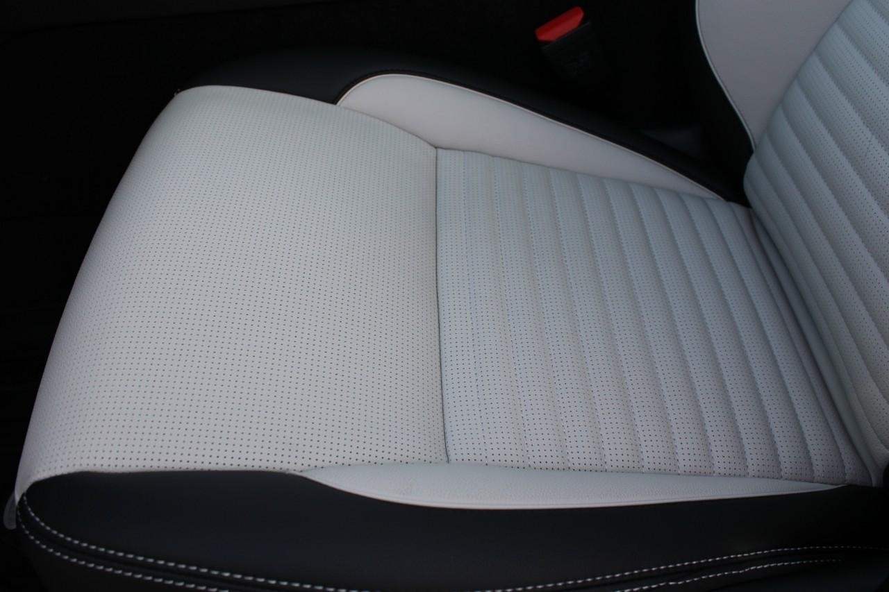 Land Rover Discovery Sport Vehicle Full-screen Gallery Image 33