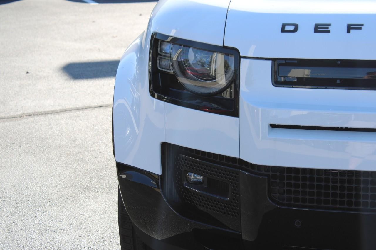 Land Rover Defender Vehicle Full-screen Gallery Image 8