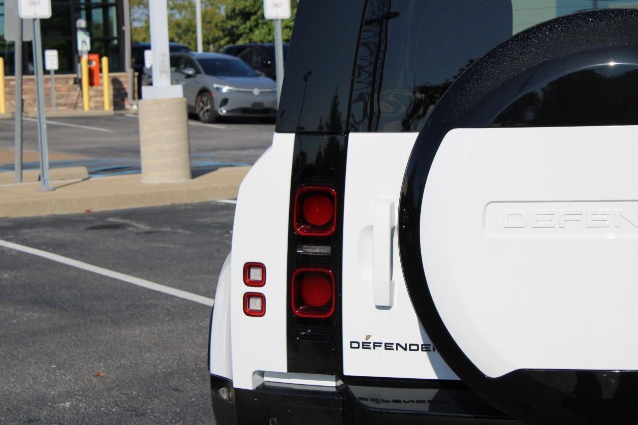 Land Rover Defender Vehicle Full-screen Gallery Image 11