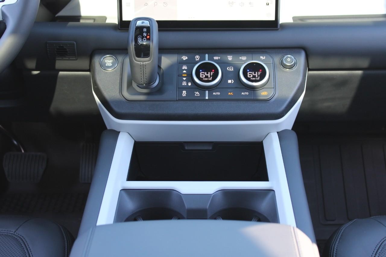 Land Rover Defender Vehicle Full-screen Gallery Image 17