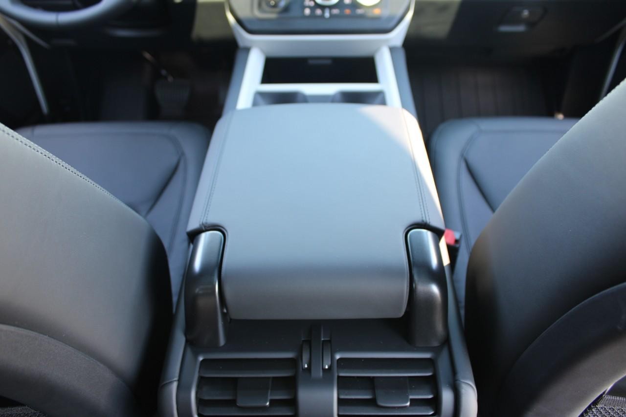 Land Rover Defender Vehicle Full-screen Gallery Image 18