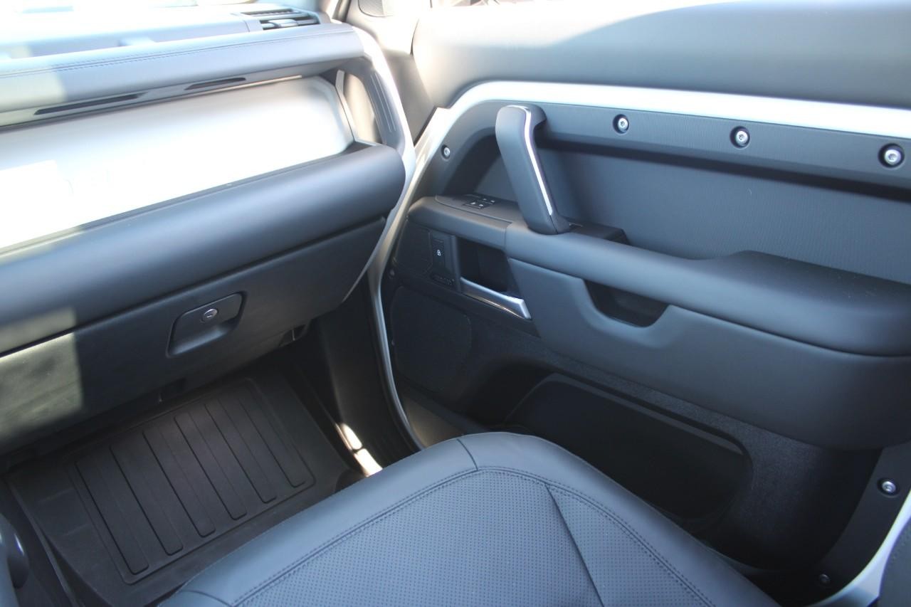 Land Rover Defender Vehicle Full-screen Gallery Image 19