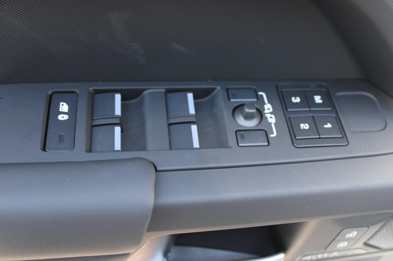 Land Rover Defender Vehicle Full-screen Gallery Image 31