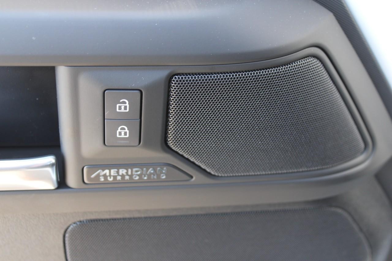 Land Rover Defender Vehicle Full-screen Gallery Image 32