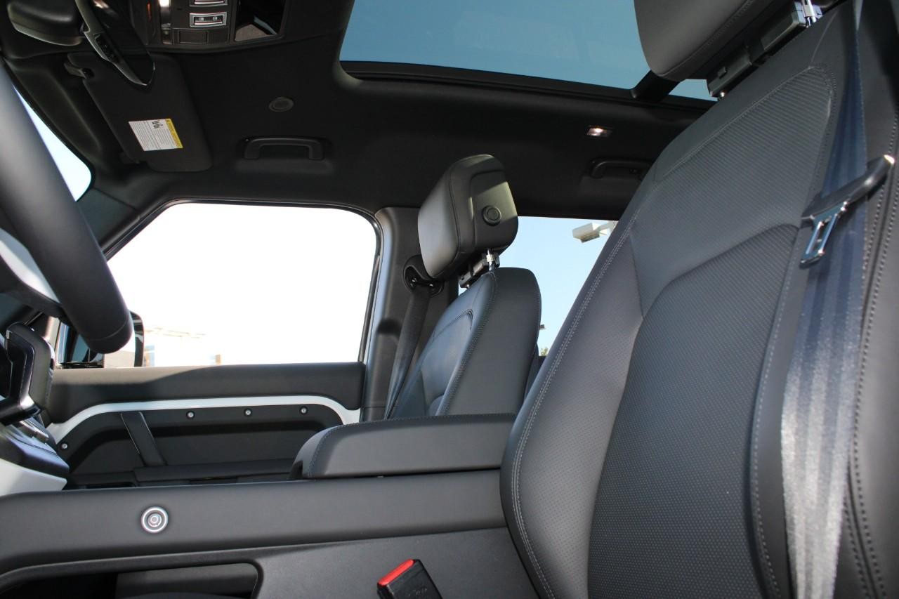 Land Rover Defender Vehicle Full-screen Gallery Image 34