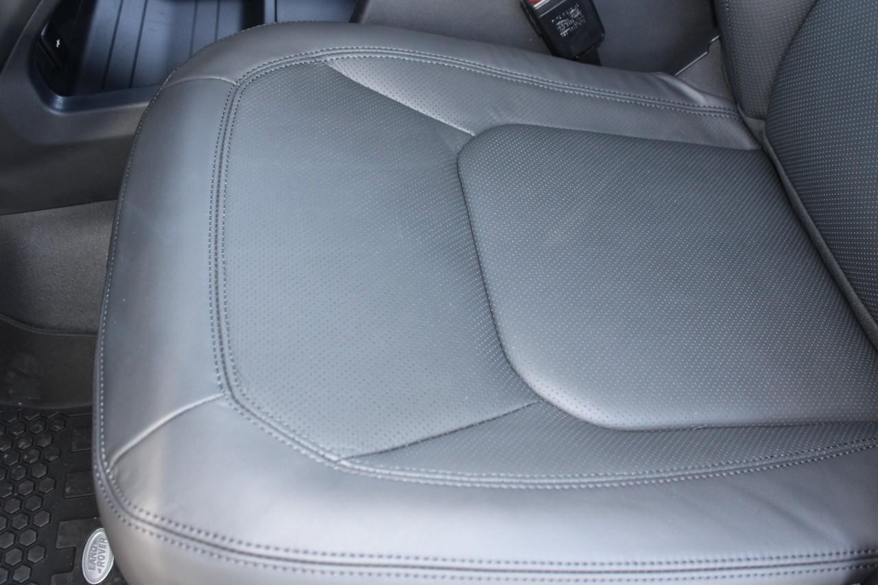 Land Rover Defender Vehicle Full-screen Gallery Image 35