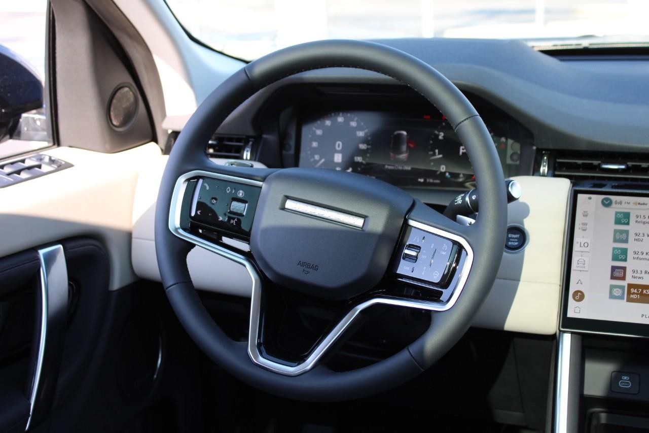 Land Rover Discovery Sport Vehicle Full-screen Gallery Image 15