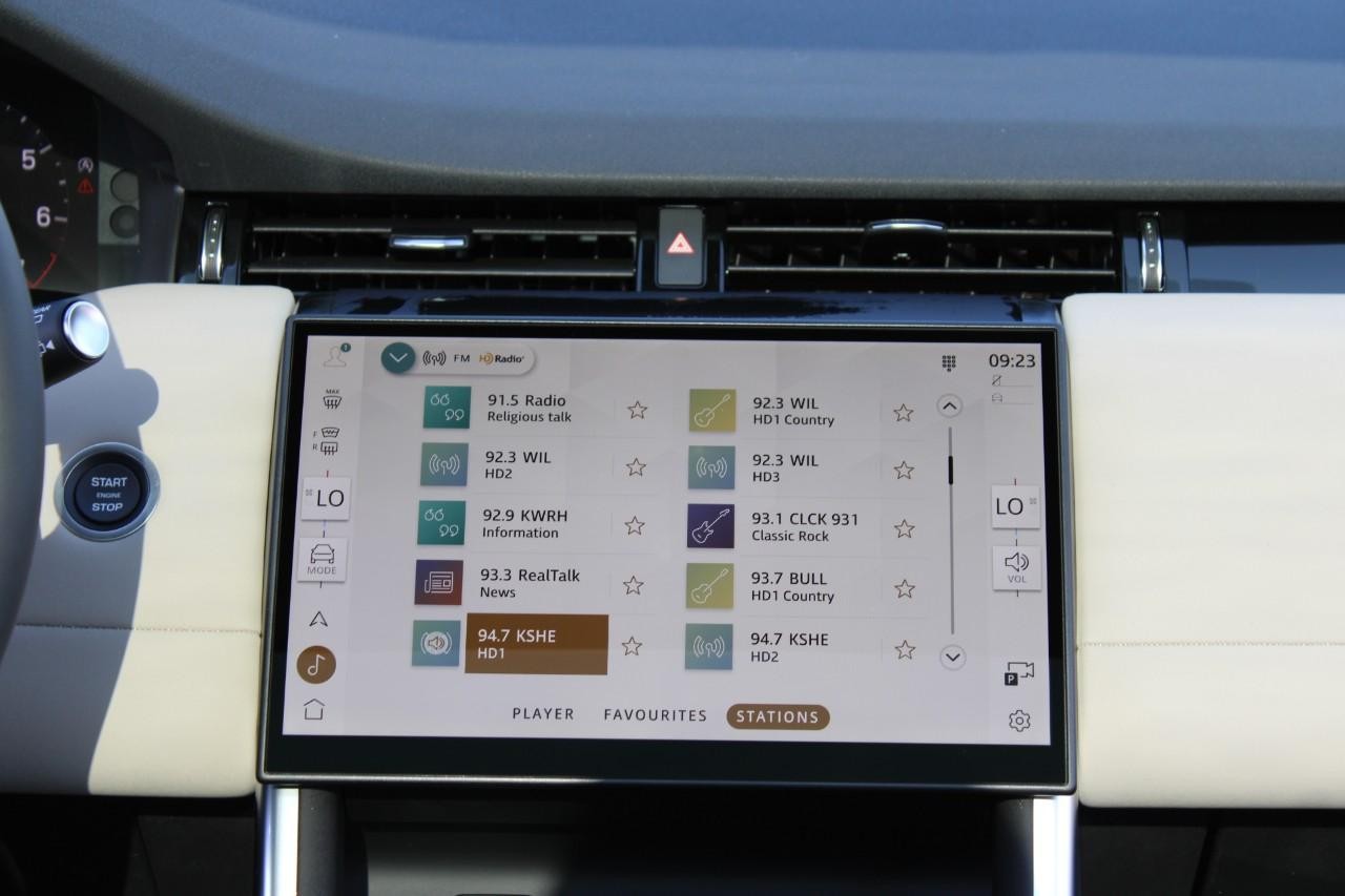 Land Rover Discovery Sport Vehicle Full-screen Gallery Image 16