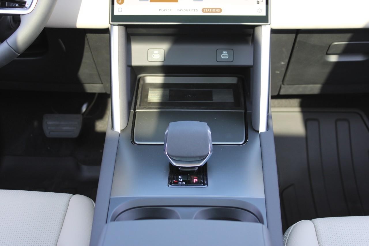 Land Rover Discovery Sport Vehicle Full-screen Gallery Image 17