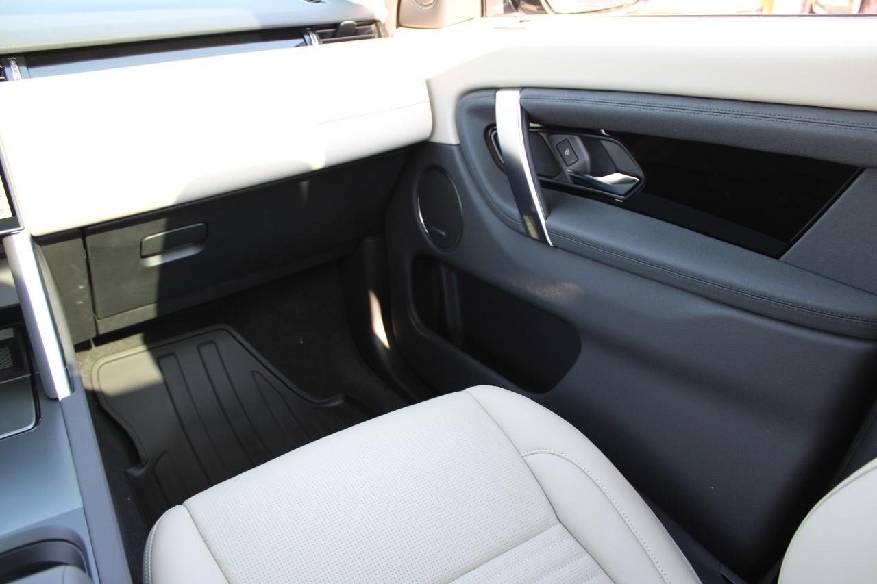 Land Rover Discovery Sport Vehicle Full-screen Gallery Image 19