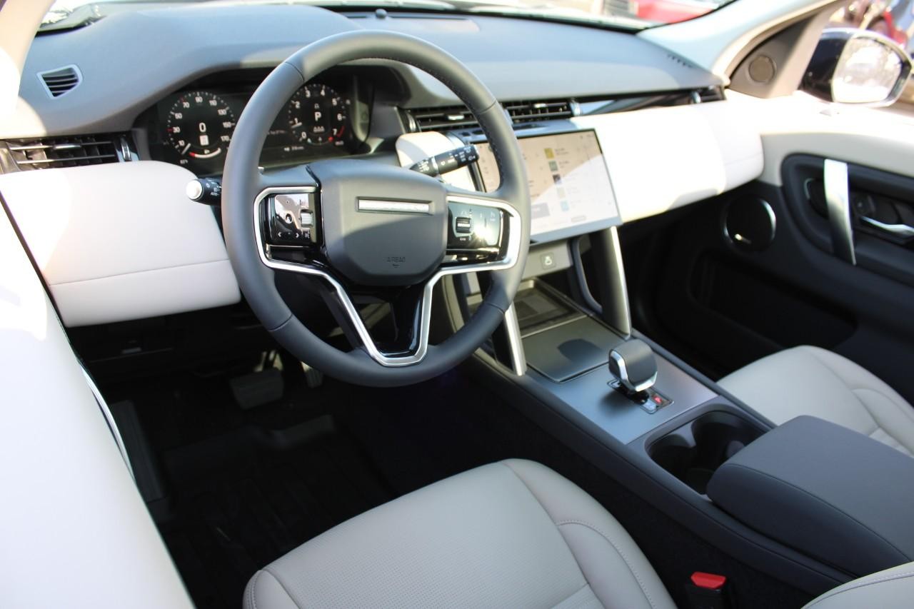 Land Rover Discovery Sport Vehicle Full-screen Gallery Image 20