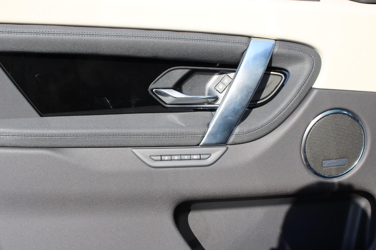 Land Rover Discovery Sport Vehicle Full-screen Gallery Image 27