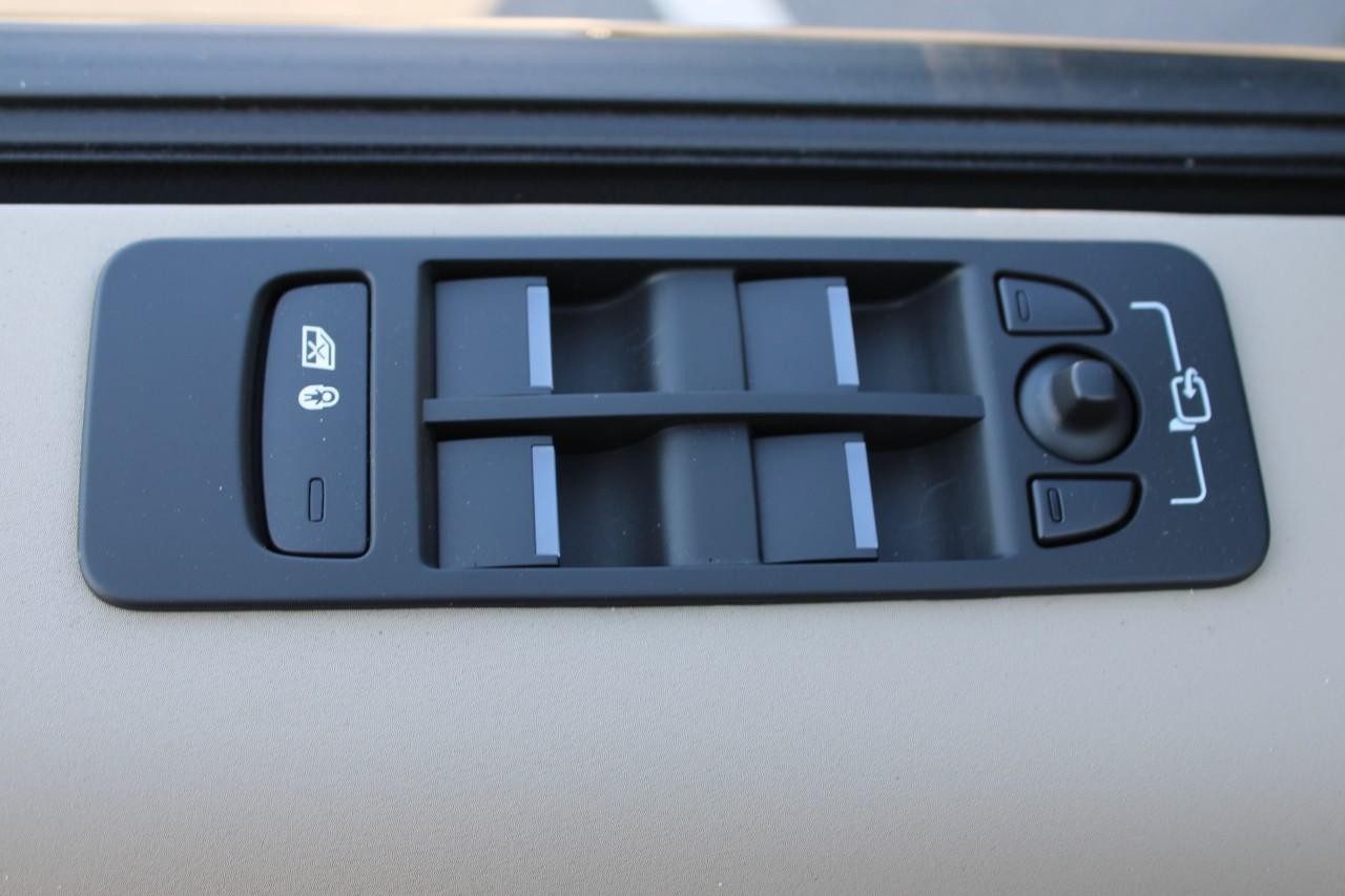 Land Rover Discovery Sport Vehicle Full-screen Gallery Image 28