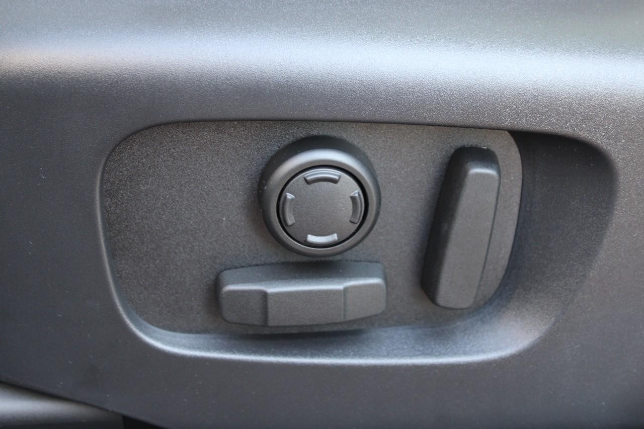 Land Rover Discovery Sport Vehicle Full-screen Gallery Image 31