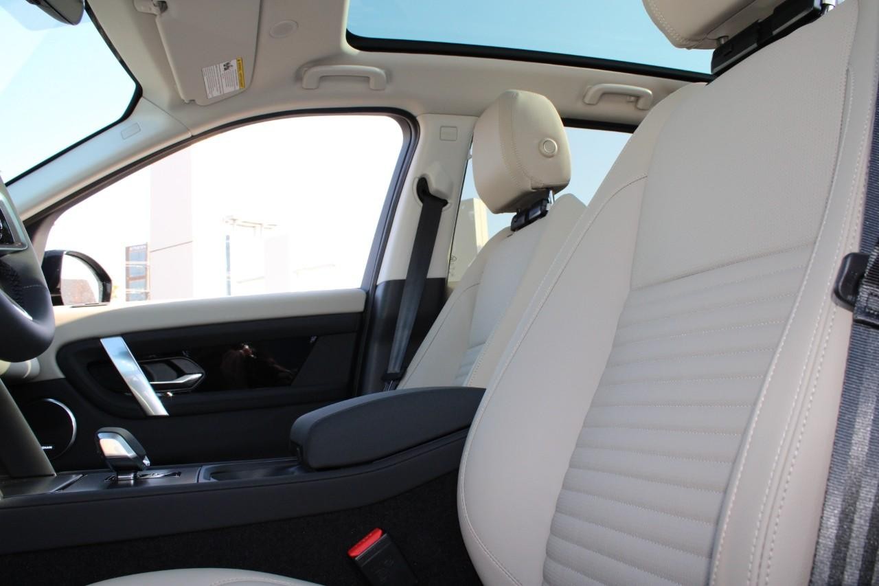 Land Rover Discovery Sport Vehicle Full-screen Gallery Image 32