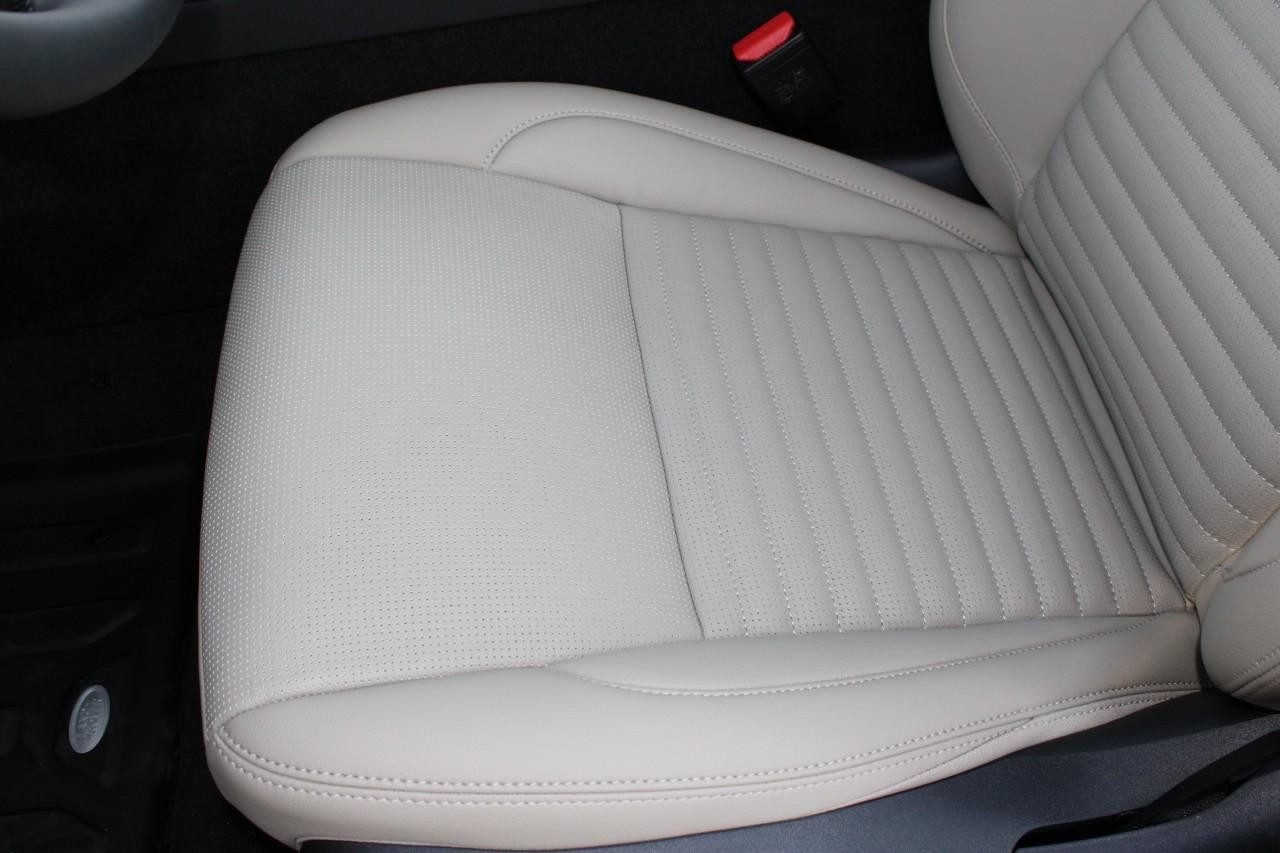 Land Rover Discovery Sport Vehicle Full-screen Gallery Image 33