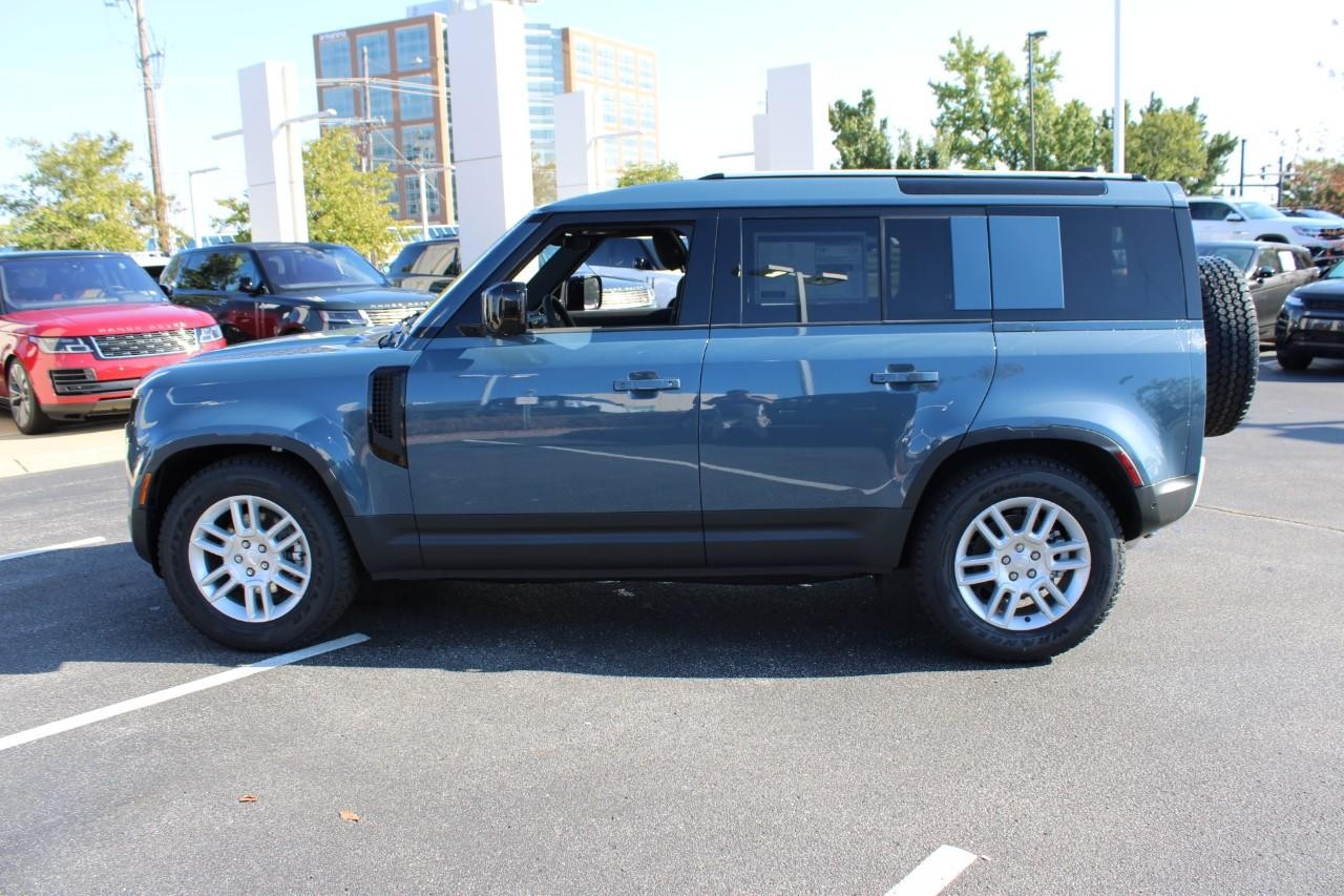 Land Rover Defender Vehicle Full-screen Gallery Image 2