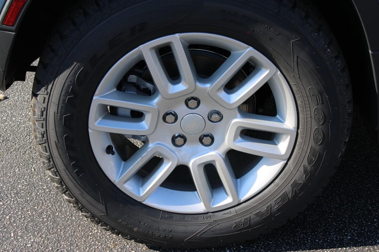 Land Rover Defender Vehicle Full-screen Gallery Image 5