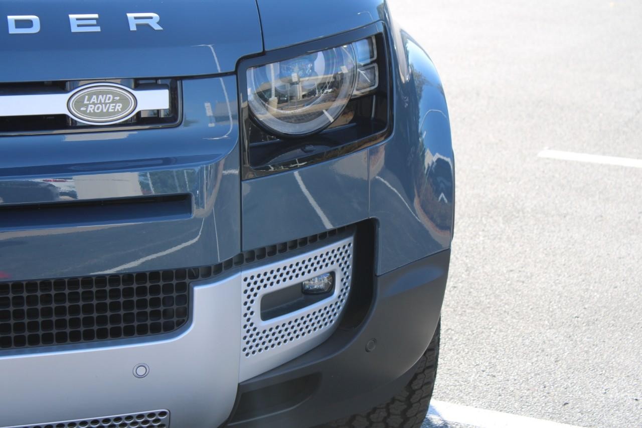 Land Rover Defender Vehicle Full-screen Gallery Image 9