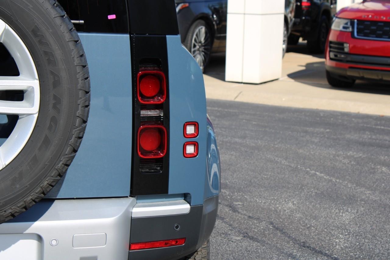 Land Rover Defender Vehicle Full-screen Gallery Image 12