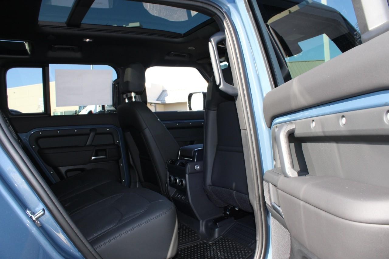 Land Rover Defender Vehicle Full-screen Gallery Image 13